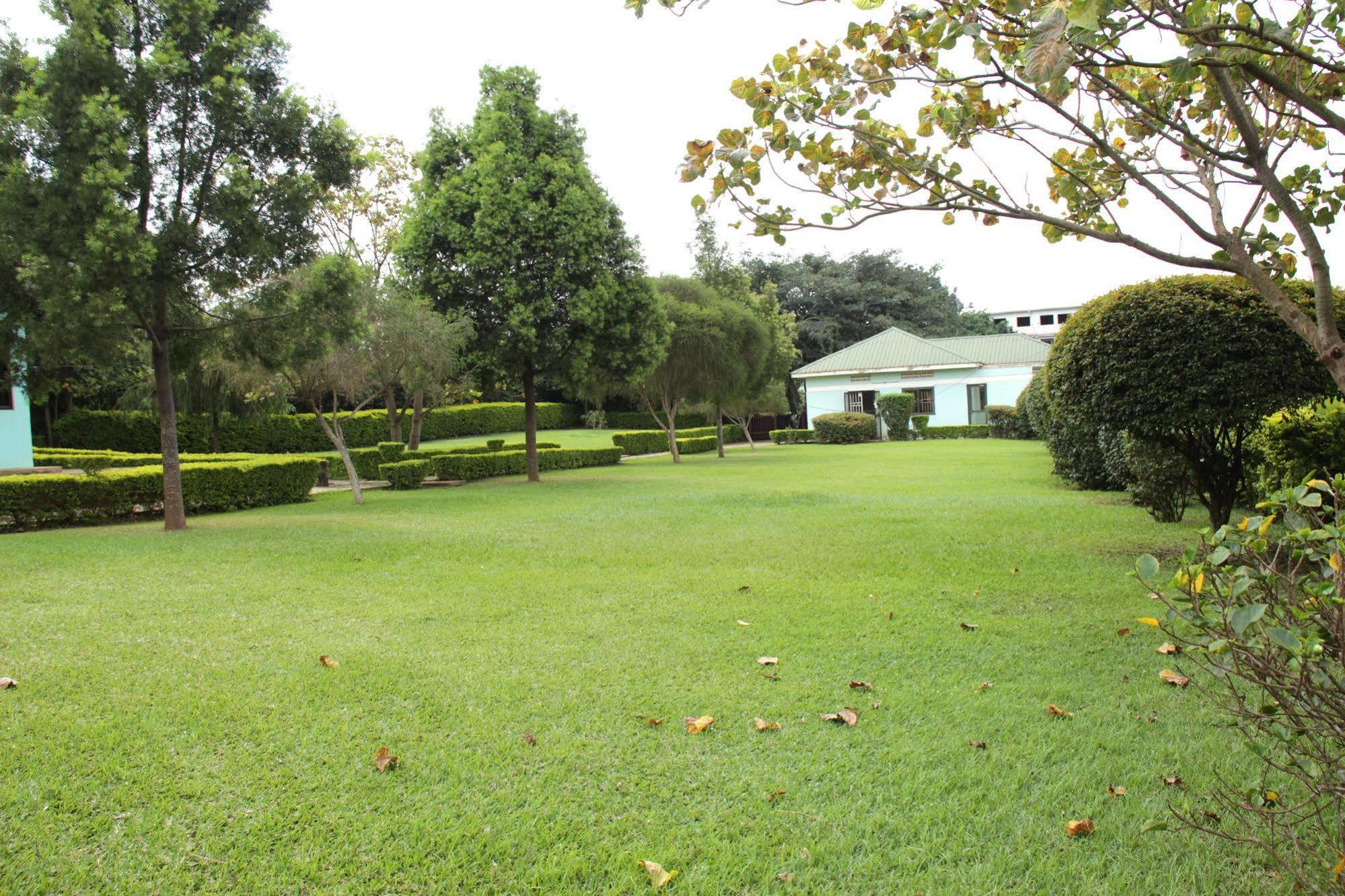 Kiwatule Cottages Kampala Bagian luar foto